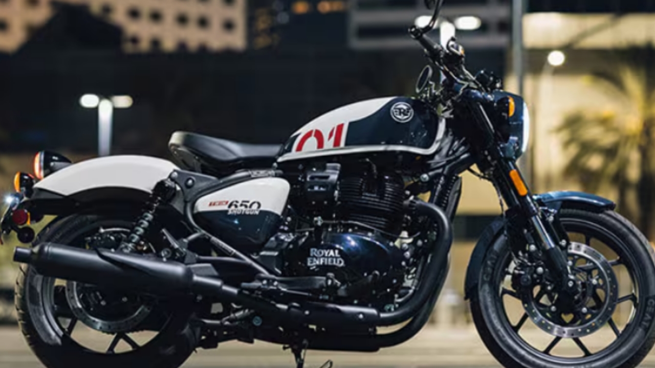 Royal Enfield Shotgun 650 showcasing bobber design and twin exhaust